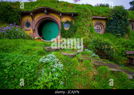 Isola del nord, Nuova Zelanda - 16 Maggio 2017: il cancello anteriore di estremità del sacchetto, Hobbiton, la casa del personaggio chiave nel celebre film. Hobbiton è il fittizio Foto Stock