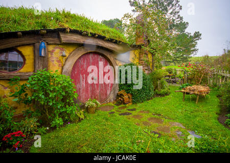 Isola del nord, Nuova Zelanda - 16 Maggio 2017: Hobbit house con porta rossa, hobbiton set cinematografico, sito realizzato per film: Hobbit e Il signore degli anelli in Matamata Foto Stock