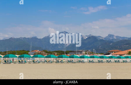 Forte dei Marmi spiaggia presso la spiaggia con protezione solare. Foto Stock