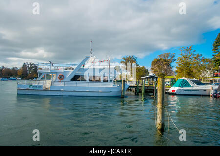 Due yacht barche a vela barca a vela sul lago Taupo Isola del nord della Nuova Zelanda Foto Stock