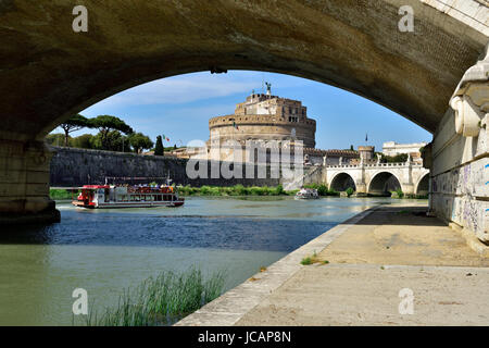 Guardando da sotto il Ponte Vittorio Emanuele II ponte di Castel Sant'Angelo e Sant Angelo ponte pedonale sul fiume Tevere, Roma Foto Stock