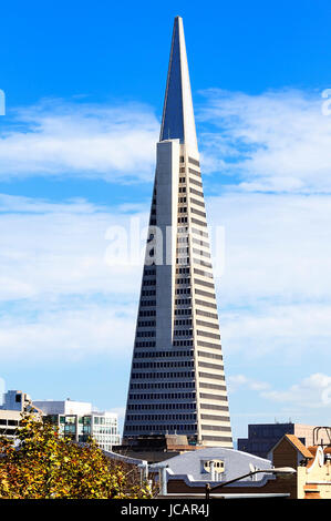 SAN FRANCISCO - circa ottobre 2012: la Piramide Transamerica in San Francisco, circa agosto 2012. Progettato da W. Pereira, al completamento nel 1972 fu tra i 5 edifici più alti del mondo Foto Stock