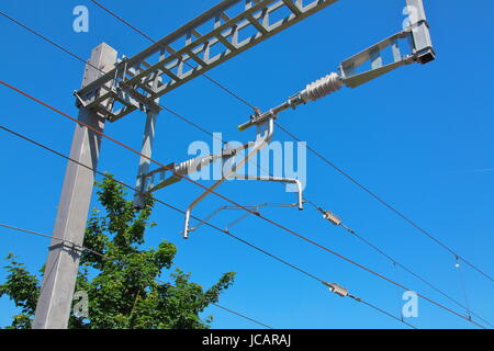 Appena installata attrezzatura della linea aerea (OHLE) come parte della rete binari programma di elettrificazione tra Londra e Cardiff sulle grandi linee occidentale. Foto Stock