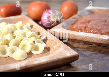 Una ricetta del sud Italia : orecchiette con salsa di pomodoro Foto Stock