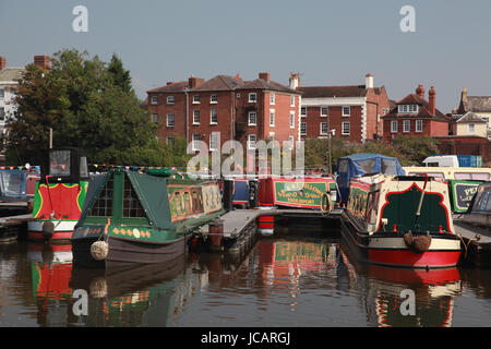 Narrowboats tradizionale ormeggiata in Stourport Bacinella sul personale e Worcs Canal nella città di Stourport on Severn Foto Stock