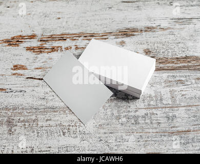Foto di blank business cards blank business cards su vintage pavimento in legno sfondo. Foto Stock