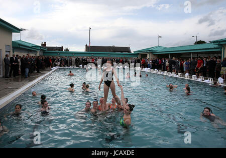 Nuotatori eseguire una routine come il Principe di Galles, noto come il Duca di Rothesay mentre in Scozia ha inaugurato ufficialmente il nuovo ricondizionato Cumnock piscina all'aria aperta in East Ayrshire, che è stato salvato dalla demolizione. Foto Stock