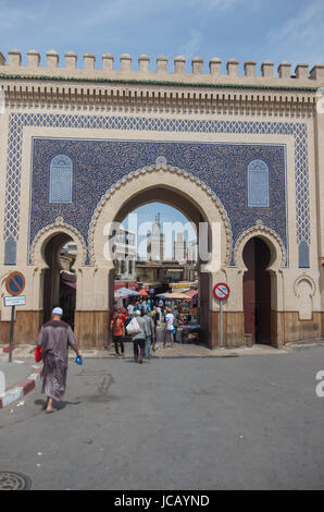 Fez, in Marocco - 9 Maggio 2017: Bab Bou Jeloud, il Blue Gate, la principale entrata a cancello al vecchio UNESCO protetti Medina di Fez el Bali, un patrimonio mondiale Foto Stock