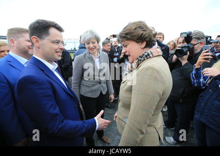 Maggio 2017. Foto/Paolo McErlane FILE esclusive immagini - Irlanda del Nord il Segretario di Stato James Brokenshire scuote le mani con DUP leader Arlene Foster durante un tour di The Balmoral Show, Lisburn, County Antrim, Sabato 13 Maggio, 2017. Foto/Paolo McErlane Foto Stock