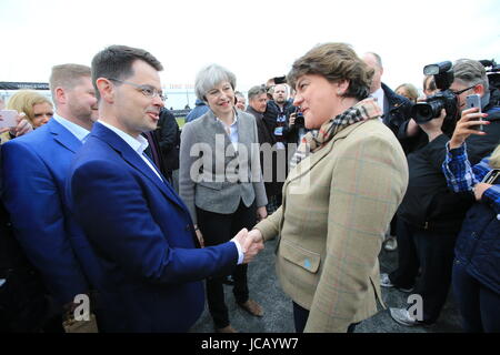 Maggio 2017. Foto/Paolo McErlane FILE esclusive immagini - Irlanda del Nord il Segretario di Stato James Brokenshire scuote le mani con DUP leader Arlene Foster durante un tour di The Balmoral Show, Lisburn, County Antrim, Sabato 13 Maggio, 2017. Foto/Paolo McErlane Foto Stock