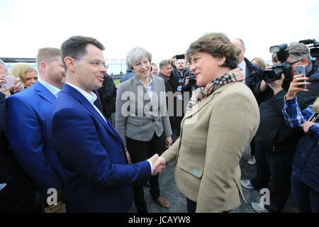 Maggio 2017. Foto/Paolo McErlane FILE esclusive immagini - Irlanda del Nord il Segretario di Stato James Brokenshire scuote le mani con DUP leader Arlene Foster durante un tour di The Balmoral Show, Lisburn, County Antrim, Sabato 13 Maggio, 2017. Foto/Paolo McErlane Foto Stock