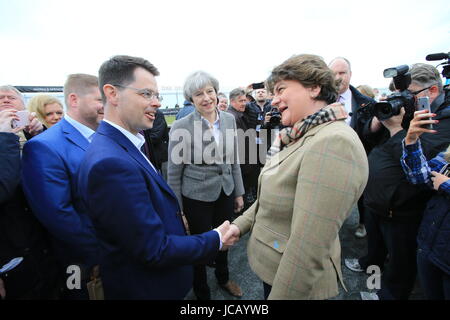 Maggio 2017. Foto/Paolo McErlane FILE esclusive immagini - Irlanda del Nord il Segretario di Stato James Brokenshire scuote le mani con DUP leader Arlene Foster durante un tour di The Balmoral Show, Lisburn, County Antrim, Sabato 13 Maggio, 2017. Foto/Paolo McErlane Foto Stock