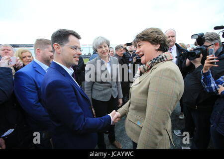 Maggio 2017. Foto/Paolo McErlane FILE esclusive immagini - Irlanda del Nord il Segretario di Stato James Brokenshire scuote le mani con DUP leader Arlene Foster durante un tour di The Balmoral Show, Lisburn, County Antrim, Sabato 13 Maggio, 2017. Foto/Paolo McErlane Foto Stock