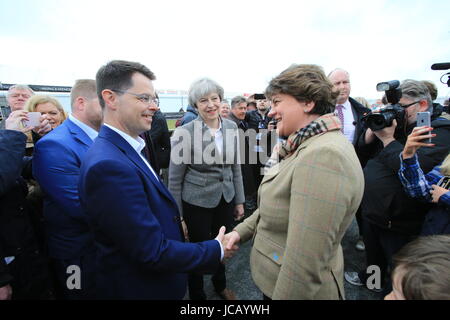 Maggio 2017. Foto/Paolo McErlane FILE esclusive immagini - Irlanda del Nord il Segretario di Stato James Brokenshire scuote le mani con DUP leader Arlene Foster durante un tour di The Balmoral Show, Lisburn, County Antrim, Sabato 13 Maggio, 2017. Foto/Paolo McErlane Foto Stock