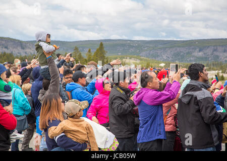 La folla di turisti si riuniscono per guardare il vecchio Fatihful eruttano presso il Parco Nazionale di Yellowstone Maggio 27, 2017 a Yellowstone, Wyoming. Foto Stock