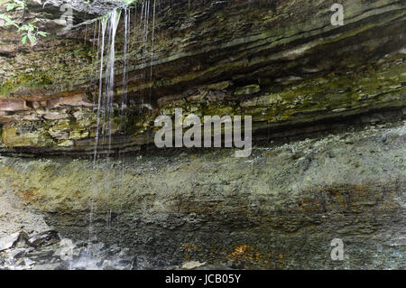 Cascata su una scogliera Foto Stock