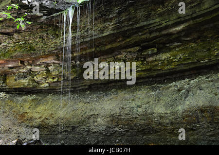 Cascata su una scogliera Foto Stock
