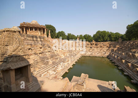 Gradino antico serbatoio di acqua nella parte anteriore del Tempio del Sole , a Modhera. Antico tempio indù costruito intorno al 1027. Gujarat, India. Foto Stock