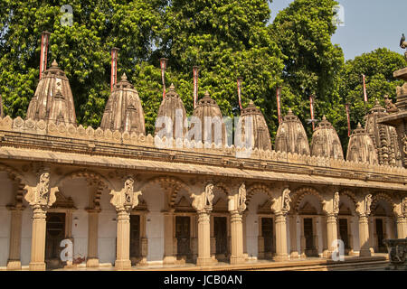 Riccamente intagliato muratura in pietra di un porticato che circonda il cortile del tempio Hutheesing in Ahmedabad, Gujarat, India. Tempio Jain costruito circa 1848 Foto Stock
