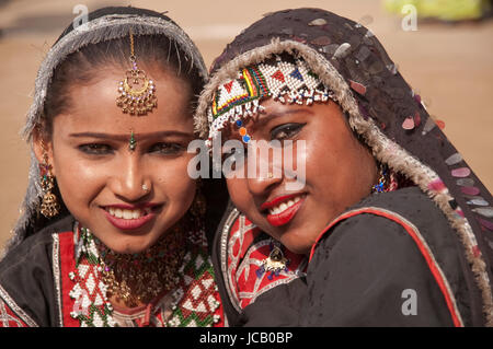 Gruppo di kalbelia femmina ballerini di Rajasthan eseguendo l'annuale Sarujkund Mela nella periferia di Delhi, India. Foto Stock