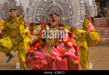 Un gruppo di danzatori indiani in accurati costumi e maschere di eseguire l'annuale Fiera Sarujkund in Haryana, India. Foto Stock