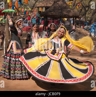 Kalbelia femmina ballerini eseguono l'annuale Fiera Sarujkund nella periferia di Delhi in India. Foto Stock