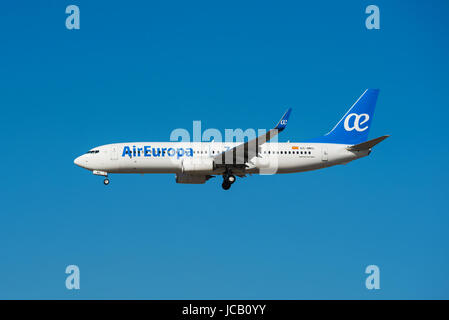 Madrid, Spagna - 22 Maggio 2017: Air Europa Boeing 737 800 è lo sbarco in aeroporto Barajas di Madrid il 22 maggio 2017. Air Europa è una spagnola airways comp Foto Stock