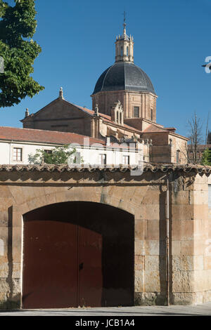 Salamanca (Castilla y Leon, Spagna): esterno della storica chiesa noto come Capilla de la Vera Cruz Foto Stock