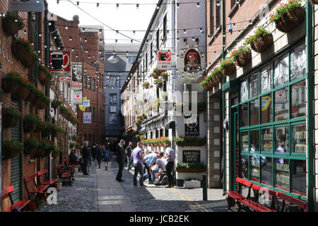 Mangiare Ristoranti bere a Belfast - persone in strada al di fuori del Duca di York Bar a Belfast's Cathedral Quarter. Foto Stock