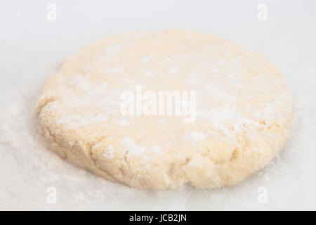 Biscotti al burro preparazione : i cookie impasto pronto per essere stirata Foto Stock