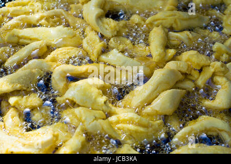 Spuntini indiano in olio caldo in padella. Foto Stock