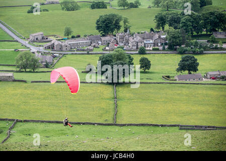 Un membro del Dales deltaplano e parapendio club vola un parapendio vicino cervi cadde nel Yorkshire Dales National Park. Foto Stock