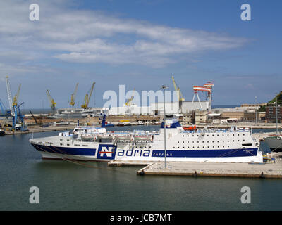 Vista di Adria ferry AF Michela al porto di Ancona a bordo di Minoan Lines Ferry Cruise Olympia Foto Stock