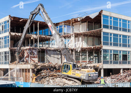 Escavatore Da Demolizione impegnato nella demolizione di un fermaglio ufficio edificio appartenente a Nottinghamshire County Council, Nottinghamshire, England, Regno Unito Foto Stock