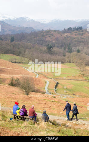 Una famiglia in cerca di tutta Rydal acqua vicino a Ambleside, Cumbria, England, Regno Unito Foto Stock