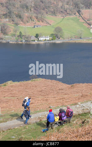 Una famiglia in cerca di tutta Rydal acqua vicino a Ambleside, Cumbria, England, Regno Unito Foto Stock