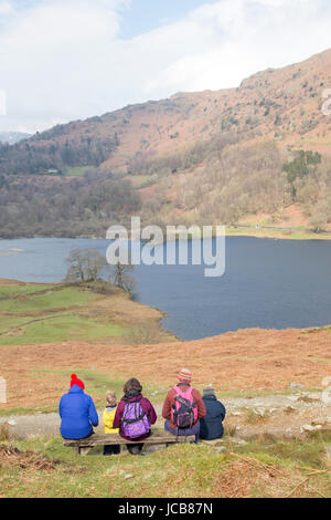 Una famiglia in cerca di tutta Rydal acqua vicino a Ambleside, Cumbria, England, Regno Unito Foto Stock