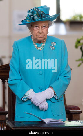 La regina Elisabetta II che frequentano le commemorazioni per il centenario del bombardamento di tomaia North Street scuola durante la Prima Guerra mondiale alla Chiesa di tutti i santi a Tower Hamlets, Londra. Foto Stock