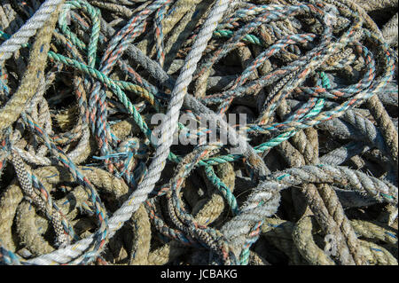 Vecchio di corda in una pila Foto Stock