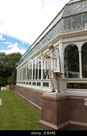 Statua di Charles Darwin al di fuori di Sefton Park Palm,casa Vittoriana di grado 2 elencato in Liverpool, in Inghilterra, completato nel 1896 Foto Stock