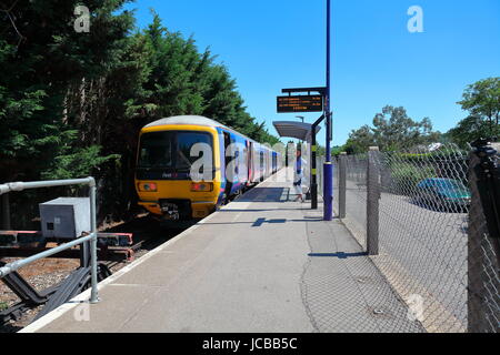 Diesel Multiple Unit (DMU) sat sulla piattaforma a Marlow il tempo di attesa di discostarsi a Maidenhead sul suo calendario oraria sulla pittoresca Marlow branch Foto Stock