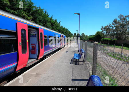 Servizio oraria da Marlow a Maidenhead sat su Marlow piattaforma di tempo in attesa di partire con un 2 Auto Diesel Multiple Unit (DMU) Foto Stock