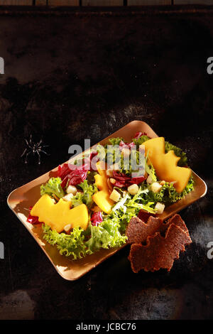 Bat guarnizione sagomata in Halloween con insalata di Copyspace Foto Stock