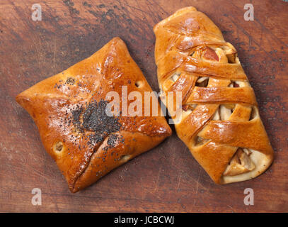 Due torte di mele su una scheda di legname, close up Foto Stock