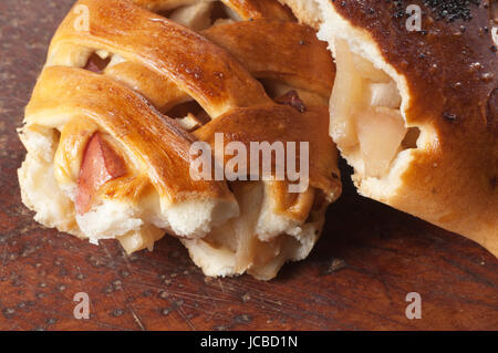 Due torte di mele su una scheda di legname, close up Foto Stock