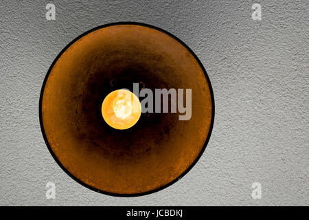 Le lampadine di rusty fixture tettuccio Foto Stock