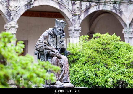 Cortile del Colegio Mayor Fonseca con la statua di Alonso III de Fonseca da Ramon Conde a Santiago de Compostela, Spagna Foto Stock