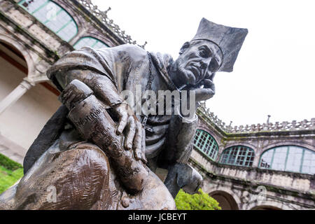 Cortile del Colegio Mayor Fonseca con la statua di Alonso III de Fonseca da Ramon Conde a Santiago de Compostela, Spagna Foto Stock