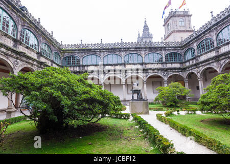 Cortile del Colegio Mayor Fonseca con la statua di Alonso III de Fonseca da Ramon Conde a Santiago de Compostela, Spagna Foto Stock