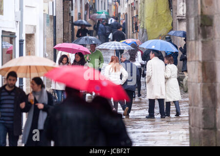 Corvo di turisti e residenti in un giorno di pioggia a Santiago de Compostela città vecchia, Galizia, Spagna Foto Stock